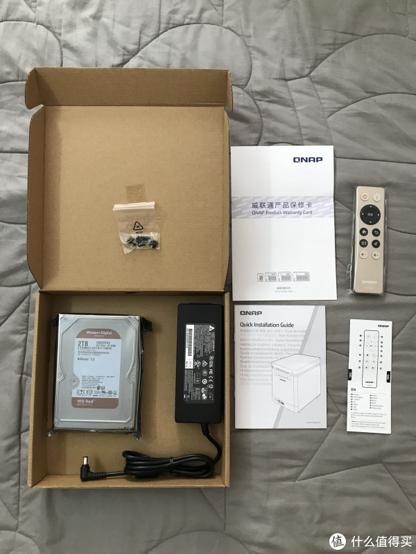 来吧..看看牛皮纸盒子里到底是啥......2.5寸硬盘固定螺丝..西数2T红盘.AC电源...12V7.5A..应该是够用的了.....保修卡..遥控器.快速安装指南.遥控器说明书......