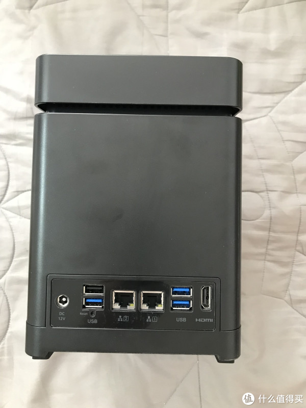 背面下方有一排接口...依次是电源接口..usb2.0X1.. 3.0X3 .. 两个千兆网络接口.HDMI输出接口