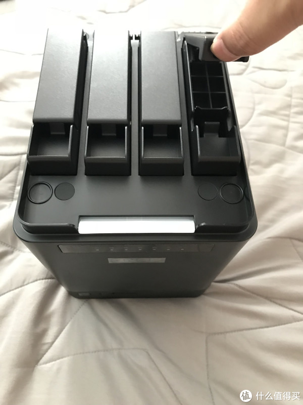 接下来继续打开硬盘盒的卡扣