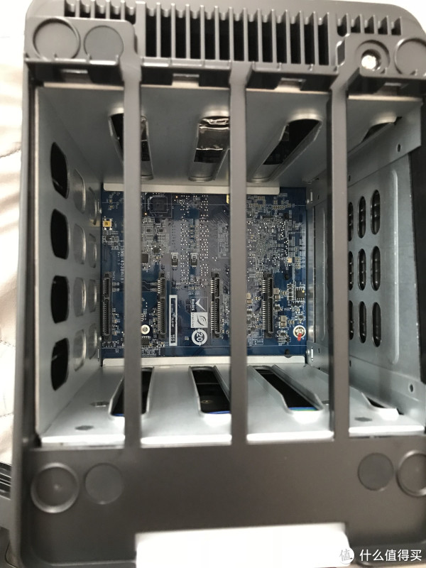 机器内部结构简单明了...每个盘位都隔开...质感不错......