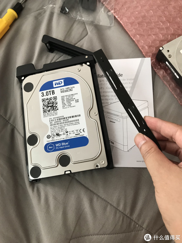 硬盘直接放上去...然后两边用固定条固定好...这里固定条不用螺丝..直接在两边塞进去就好....