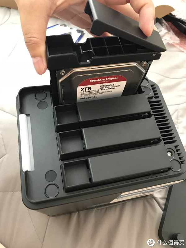 然后把硬盘垂直放进机器里....