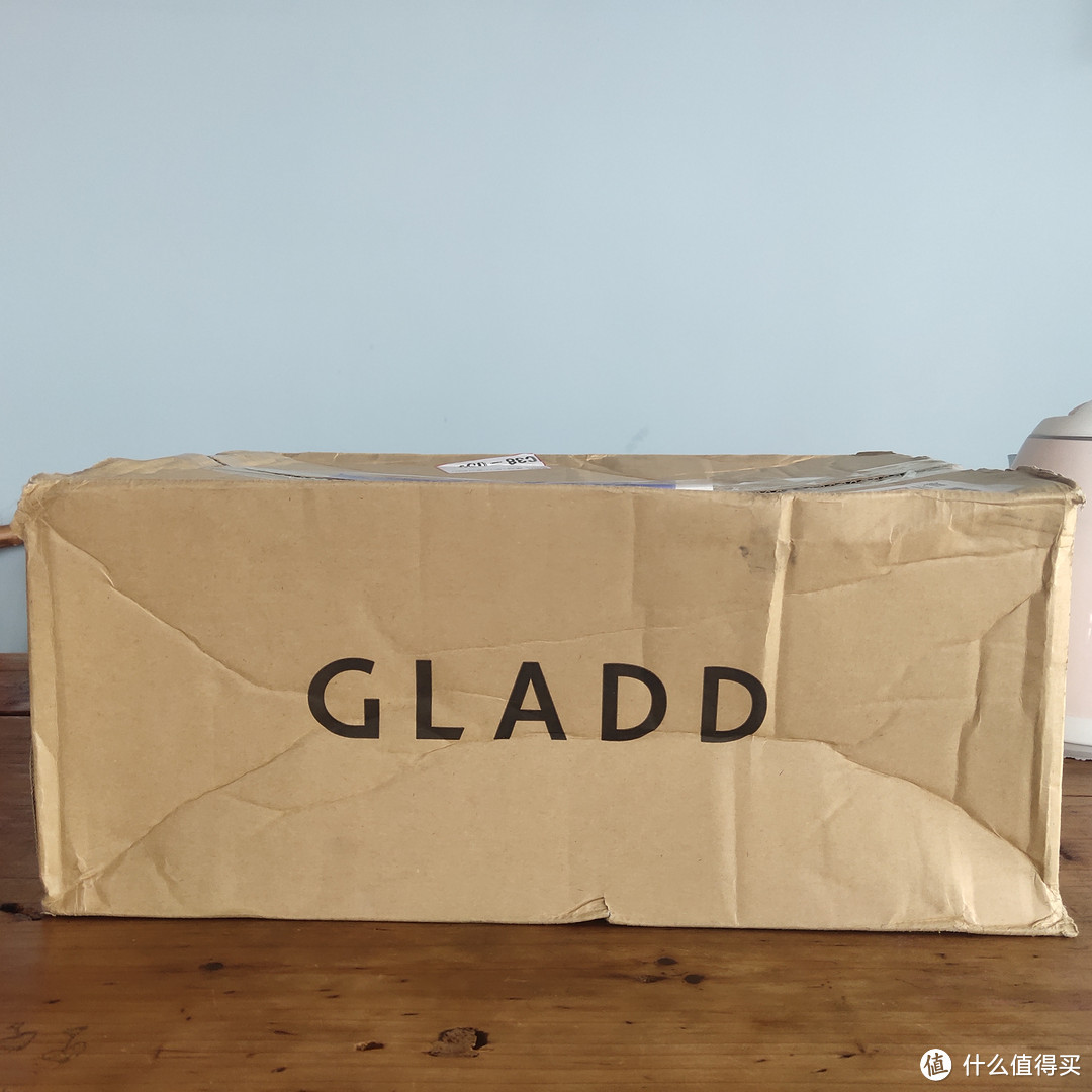 GLADD中文网购入，快递了大概一周左右。用GLADD的纸箱包装，没有明显的破损，不过有些轻微的压痕。