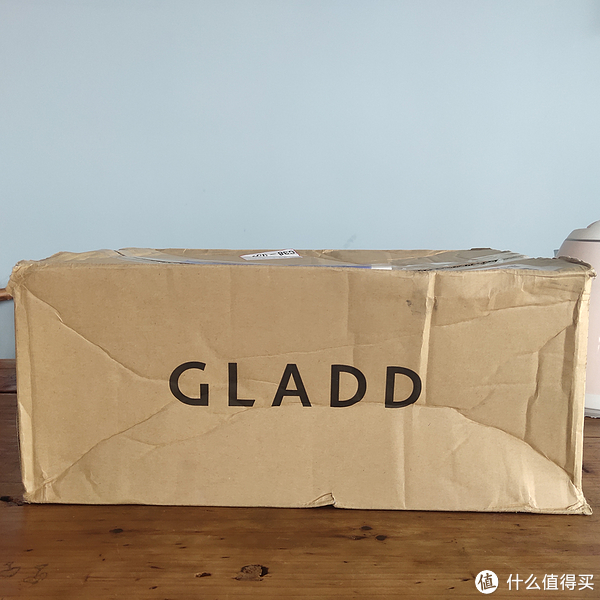 GLADD中文网购入，快递了大概一周左右。用GLADD的纸箱包装，没有明显的破损，不过有些轻微的压痕。