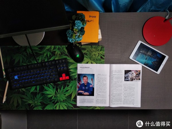 光线柔和均匀分发至整张桌面