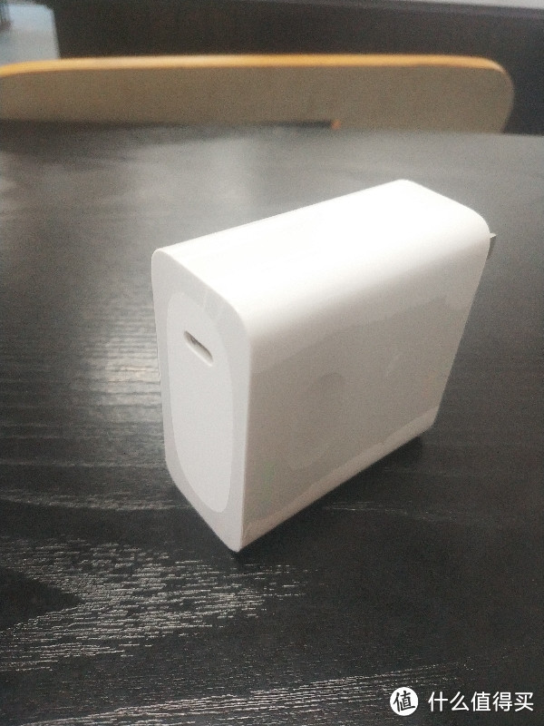 侧面:和华为手机充电器一样有凹槽