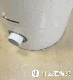 △测试过程中发现,长虹和美的的水箱与水槽连接处会漏水