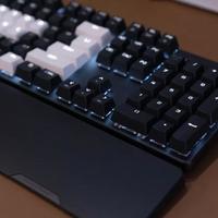盖世小鸡Gk300机械键盘使用感受(灯效|腕托|双模|续航)