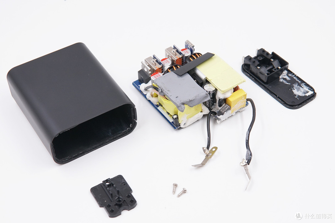 拆解报告:倍思60W 2A1C USB PD充电器
