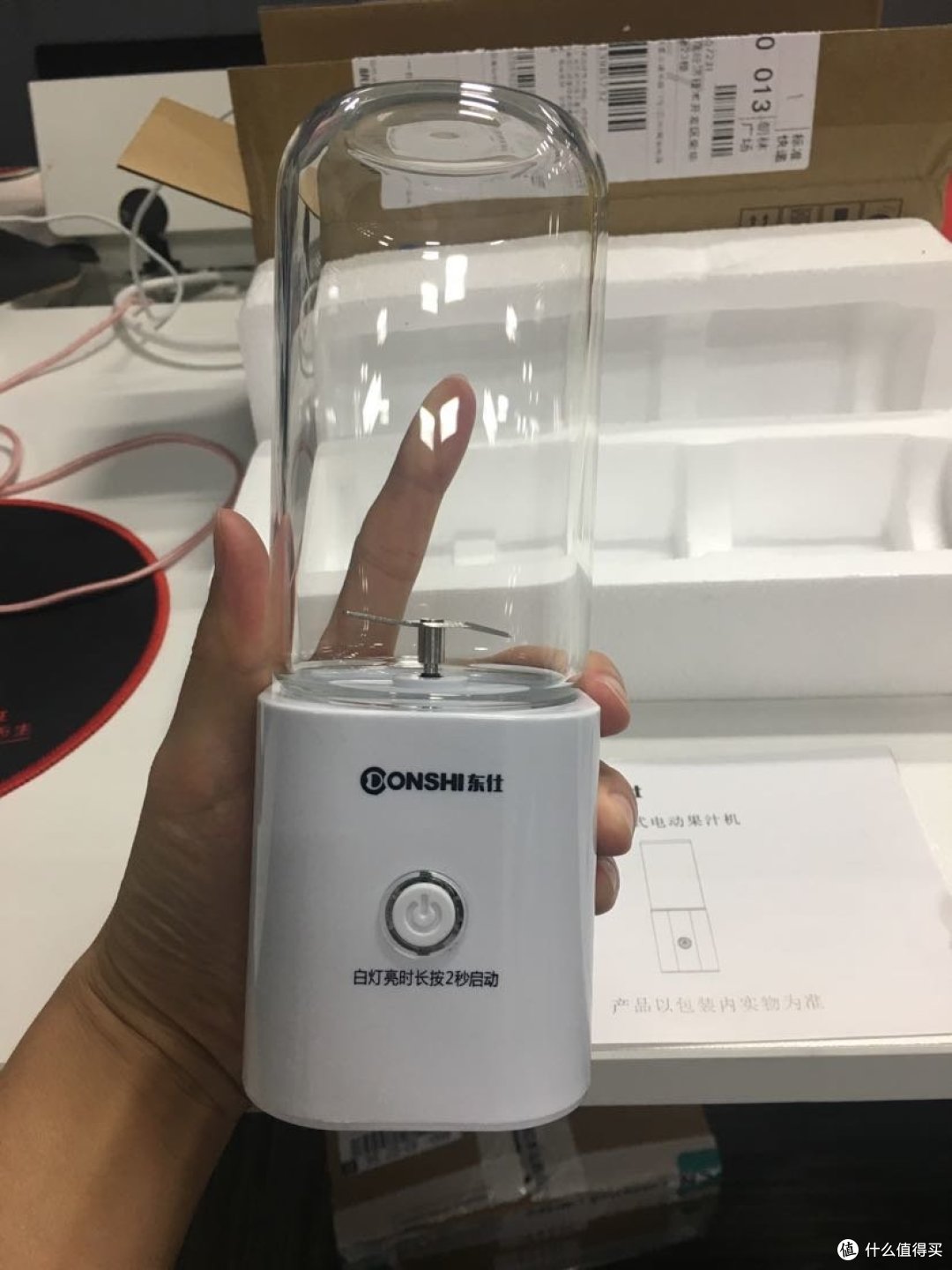 把玻璃杯柠在底座上就可以正常使用了