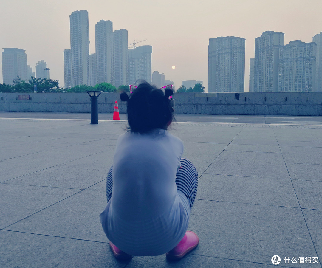 要回上海了，小怡怡有些恋恋不舍，问：“妈妈，我们下次再来好么？”“好！”