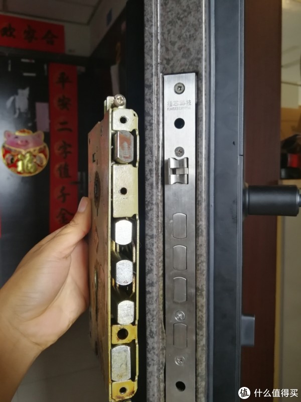 明显的位置不对应