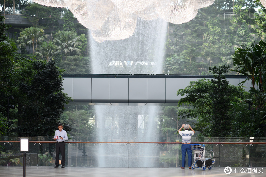 新加坡机场今年新修了名为Jewel星耀樟宜的大型Mall，真是方便了我们这些过境游客。