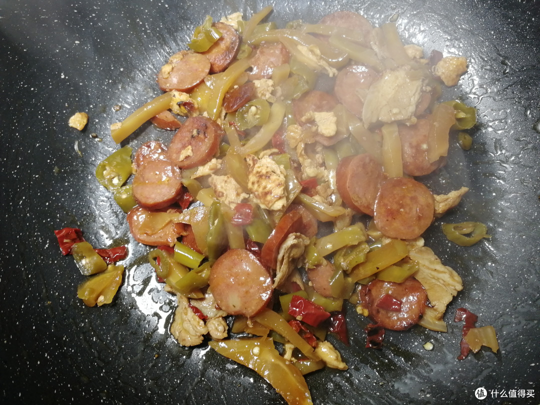 没有灵魂的泡面做法--红肠炒蛋榨菜肉片拌面