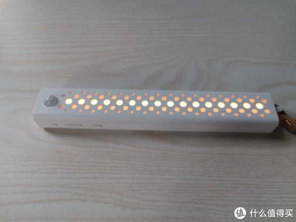 点亮后光线比较柔和漂亮，横放竖放都不错