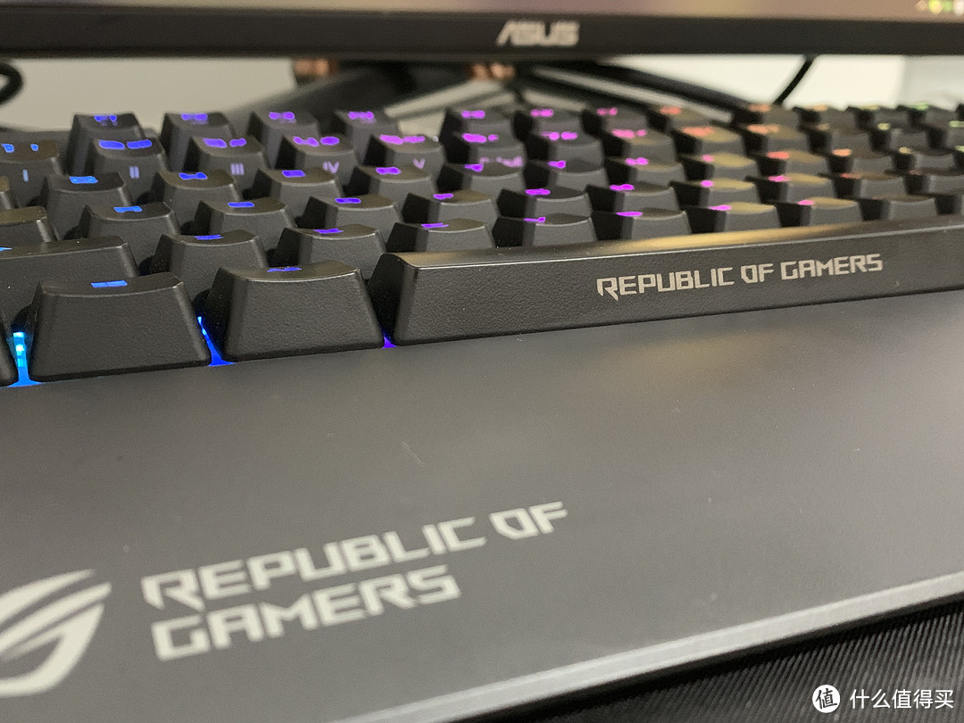 ROG Flare耀光机械键盘初体验，比真香还香的超值游戏享受！