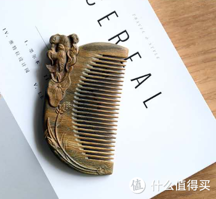一把木梳滑过青丝,美得就像旧时光里的美人