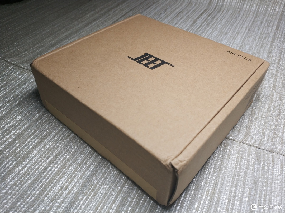 ▲ 寄来的是这种牛皮纸盒，顶上简单的印上品牌LOGO和产品名