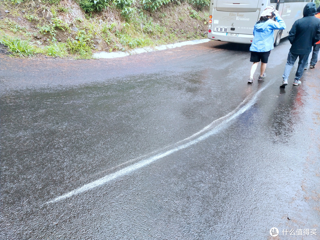 下山回程的山路有点崎岖，大巴转弯车头都在地上摩擦出了白印。