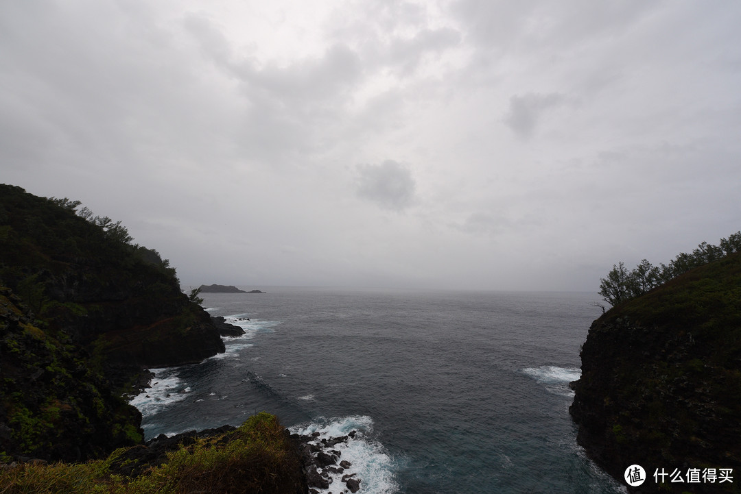 留尼汪南部的海边，可惜由于下雨，欣赏不到湛蓝的海水和天空。