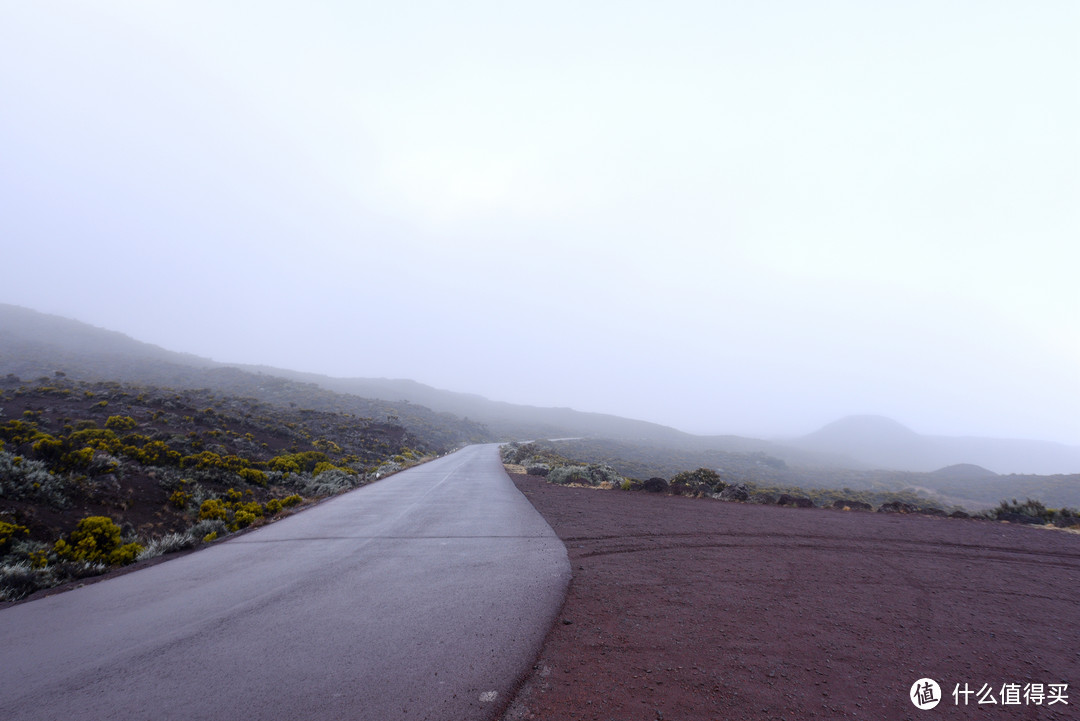 火山顶的风景，由于下雨烟雾缭绕