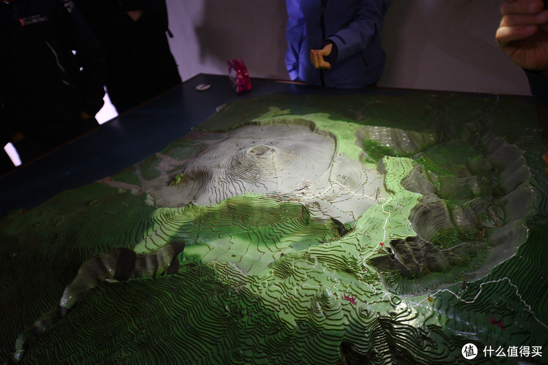 还有富尔奈斯火山的三维地图