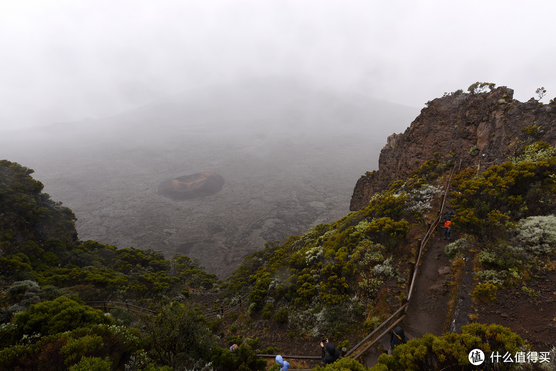 我们沿着这条路下到下面的小火山口，路程大概1小时