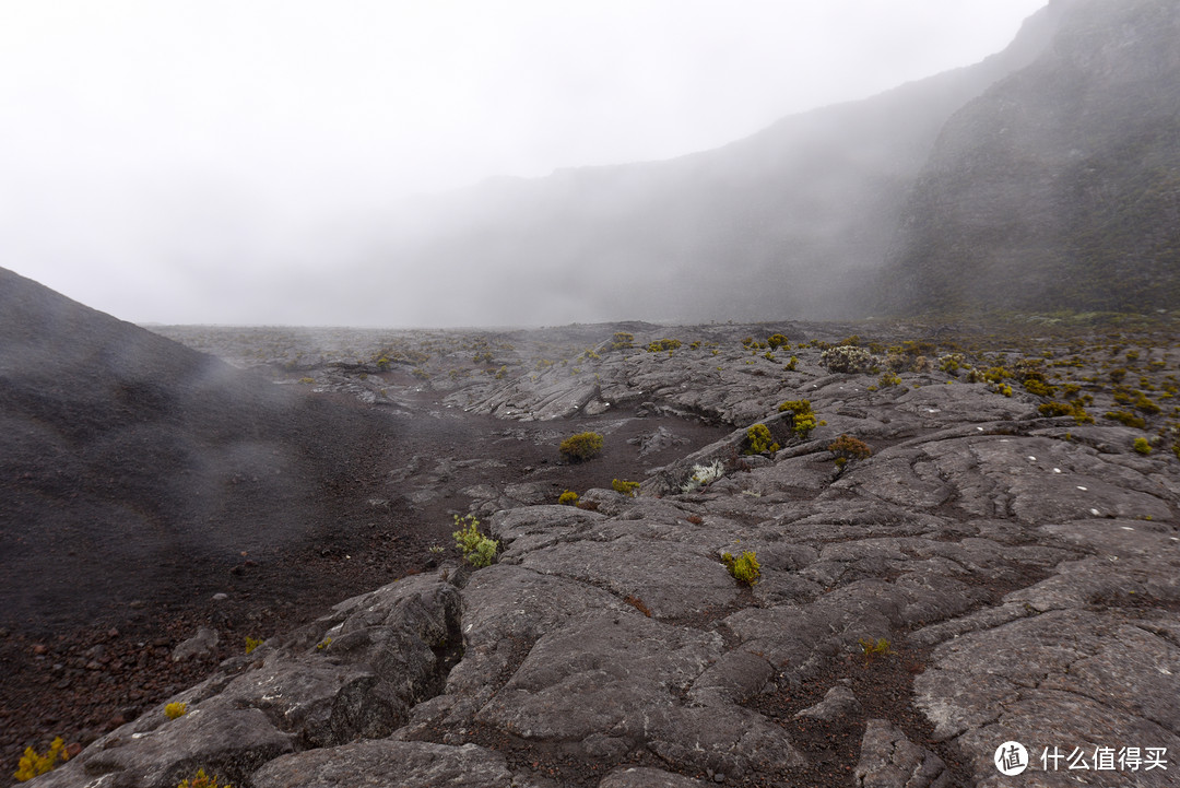 下到谷底，旁边就是火山口