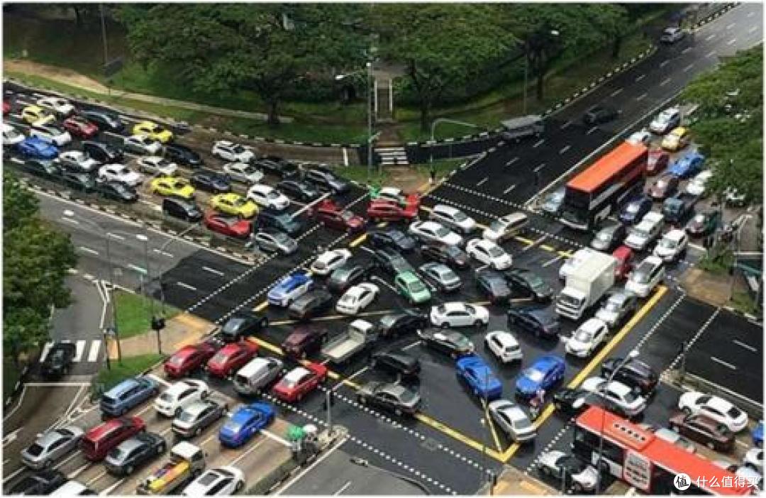 乱了秩序的路口