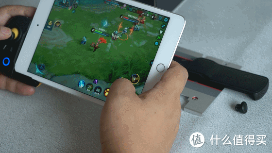 iPad玩家也能单手四指玩转吃鸡？飞智黄蜂2 iPad定制版评测