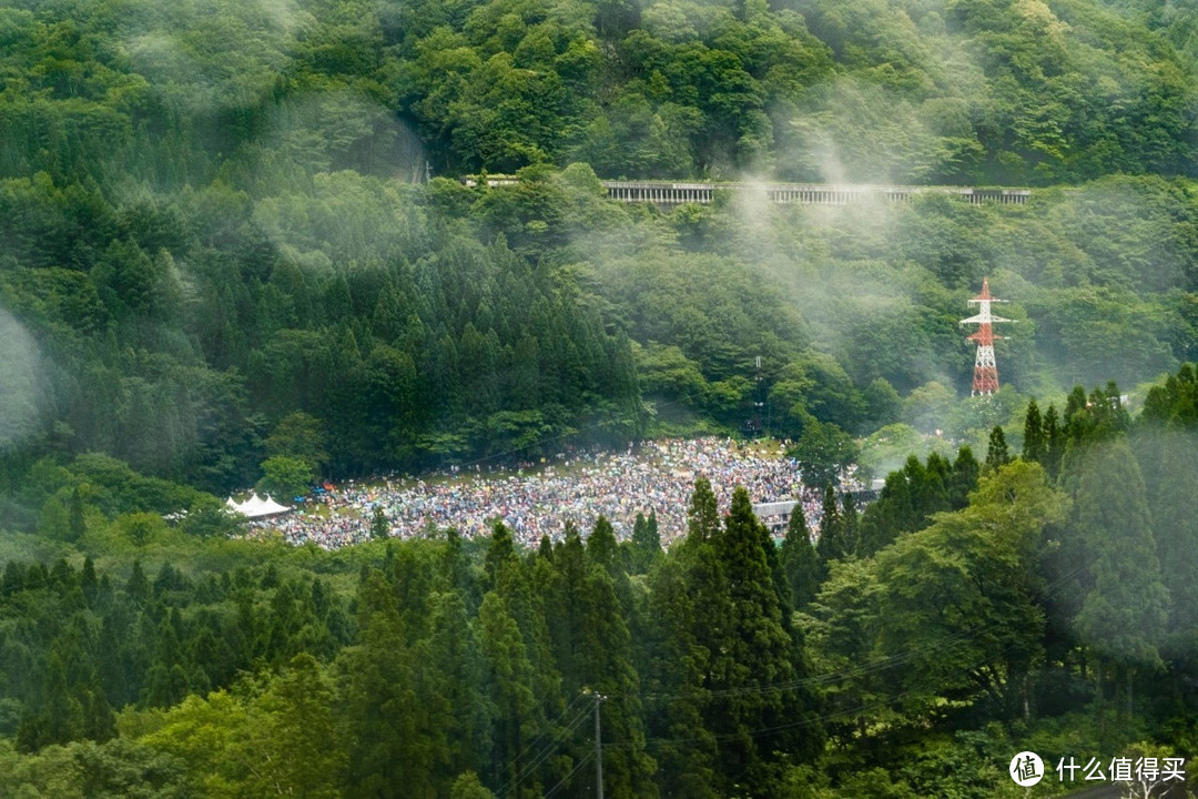 从高处俯瞰山谷中心的观众区