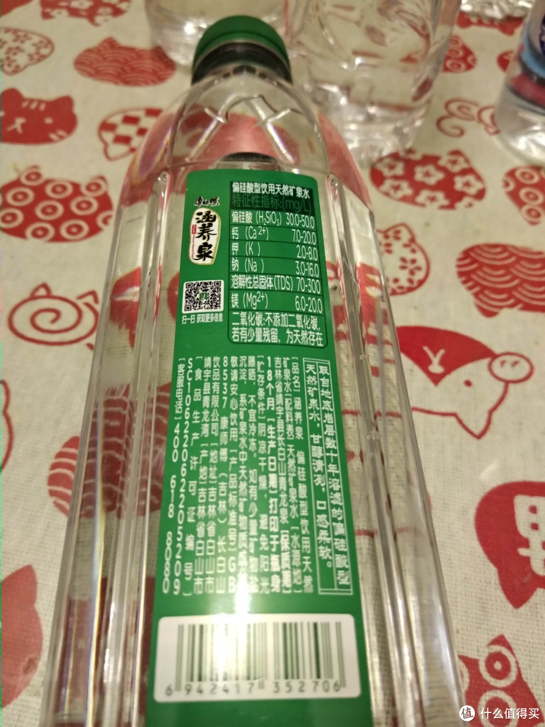 饮用矿泉水怎么选？看乡民生活家一晚全开瓶10种矿泉水口感简谈和选择建议