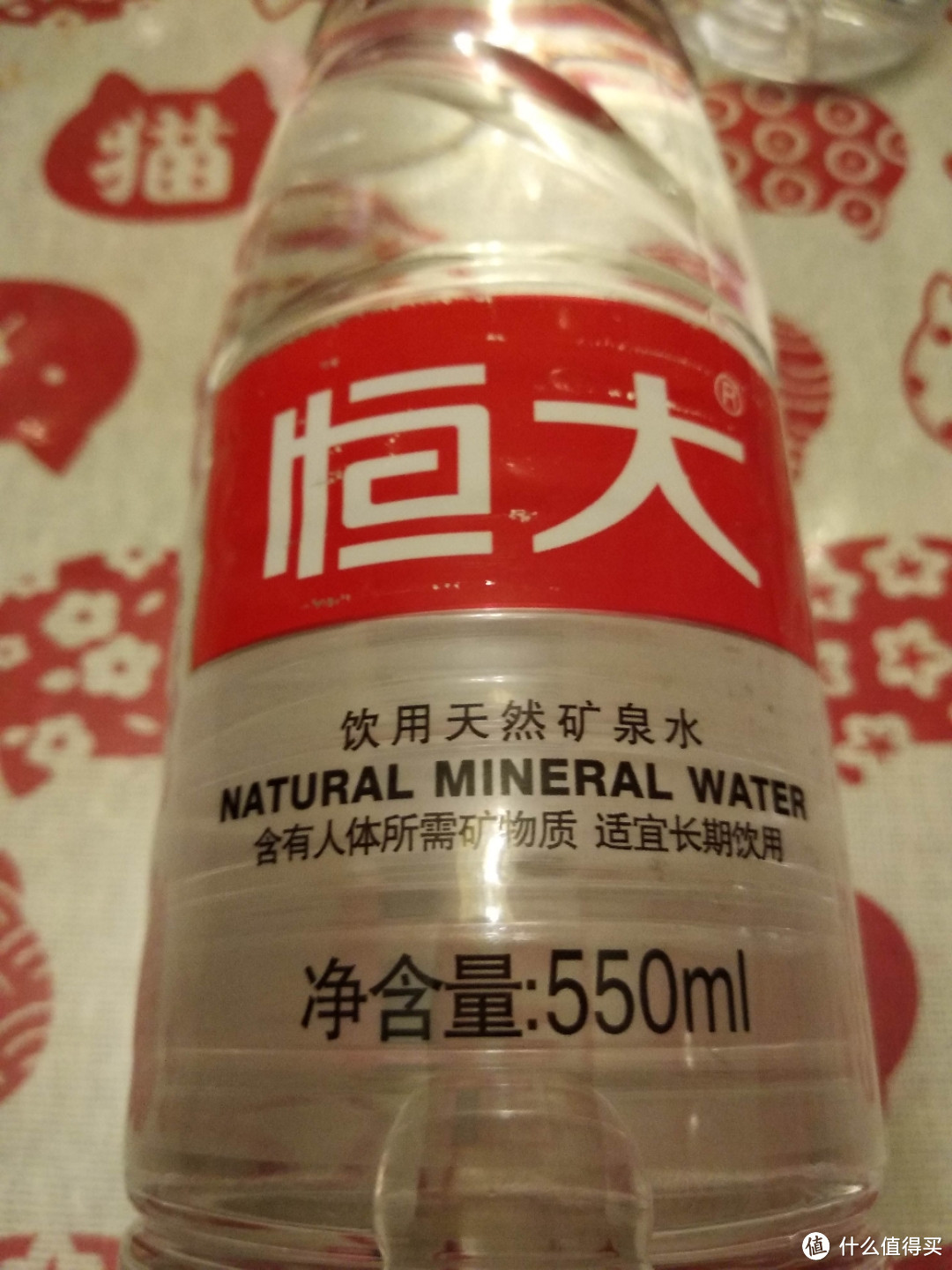 饮用矿泉水怎么选？看乡民生活家一晚全开瓶10种矿泉水口感简谈和选择建议