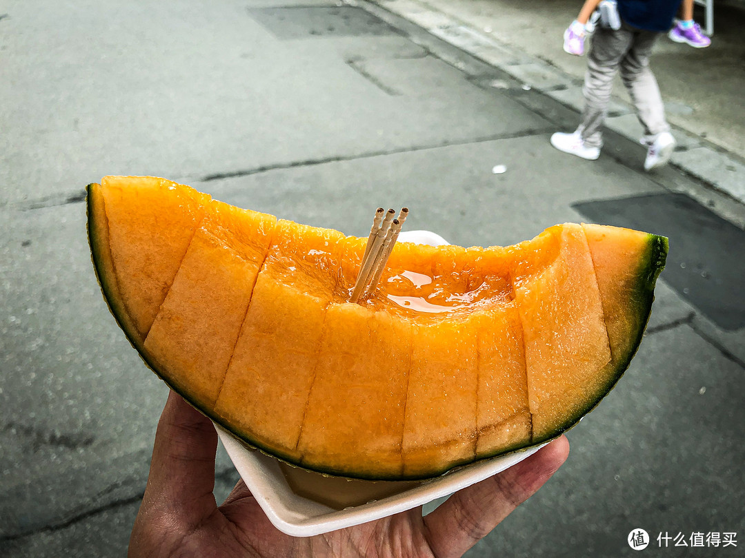 对了，这里还要强推下夕张的哈密瓜，早市有很多水果摊贩，吃好海鲜饭来一片哈密瓜真的很搭，400日元一片，超甜！