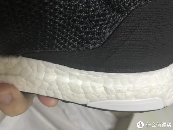 脚跟支撑和UB4.0一模一样,拉丝磨砂材质,比光滑哪种好点,蹭了不明显。