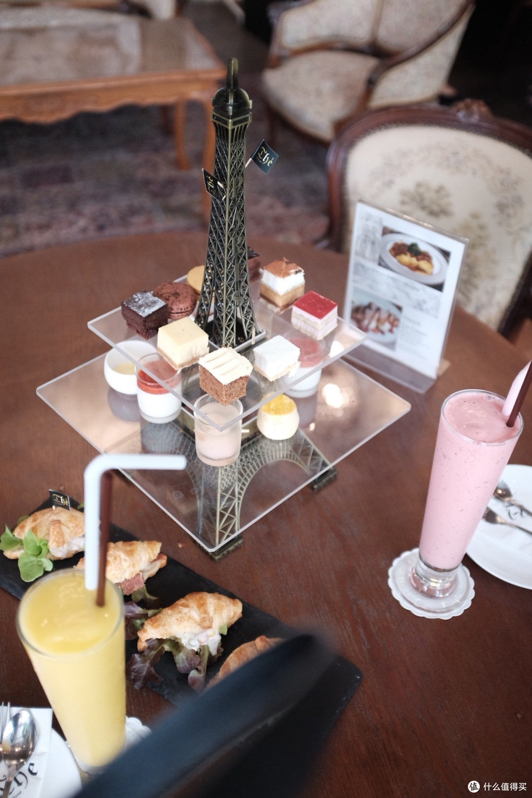 下午查套餐，这样一个套餐的话大概就和人民币400来块钱，价格不算便宜，但也还算在接受范围内。