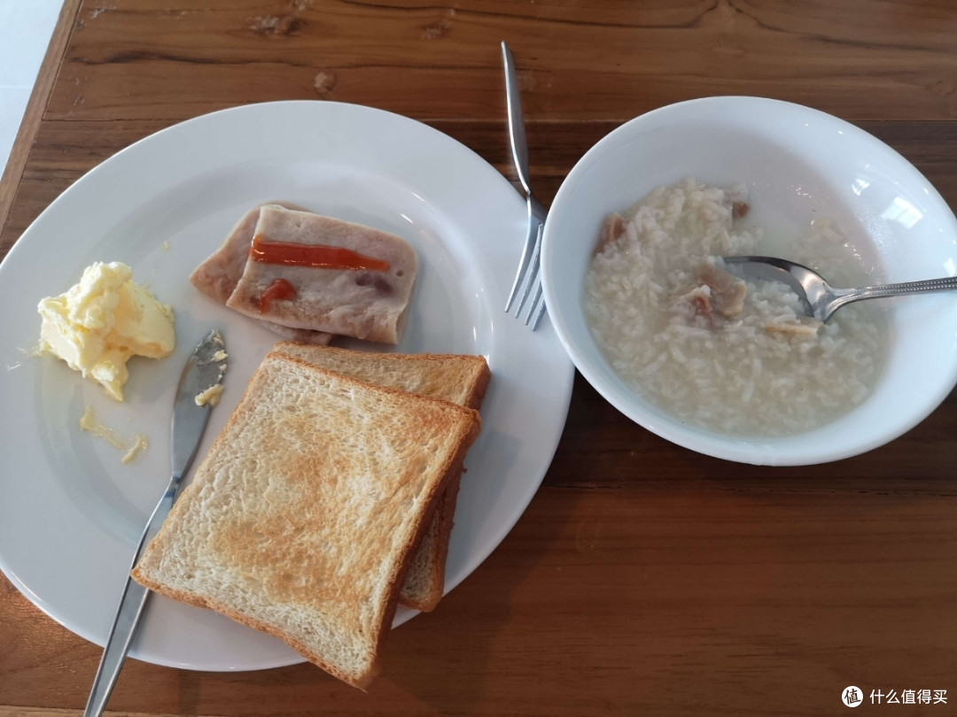 酒店的早餐就是这样子，这是能拿到的所有食物。性价比不如国内如家…我表示，我会竭尽所能告诉你们别去住。