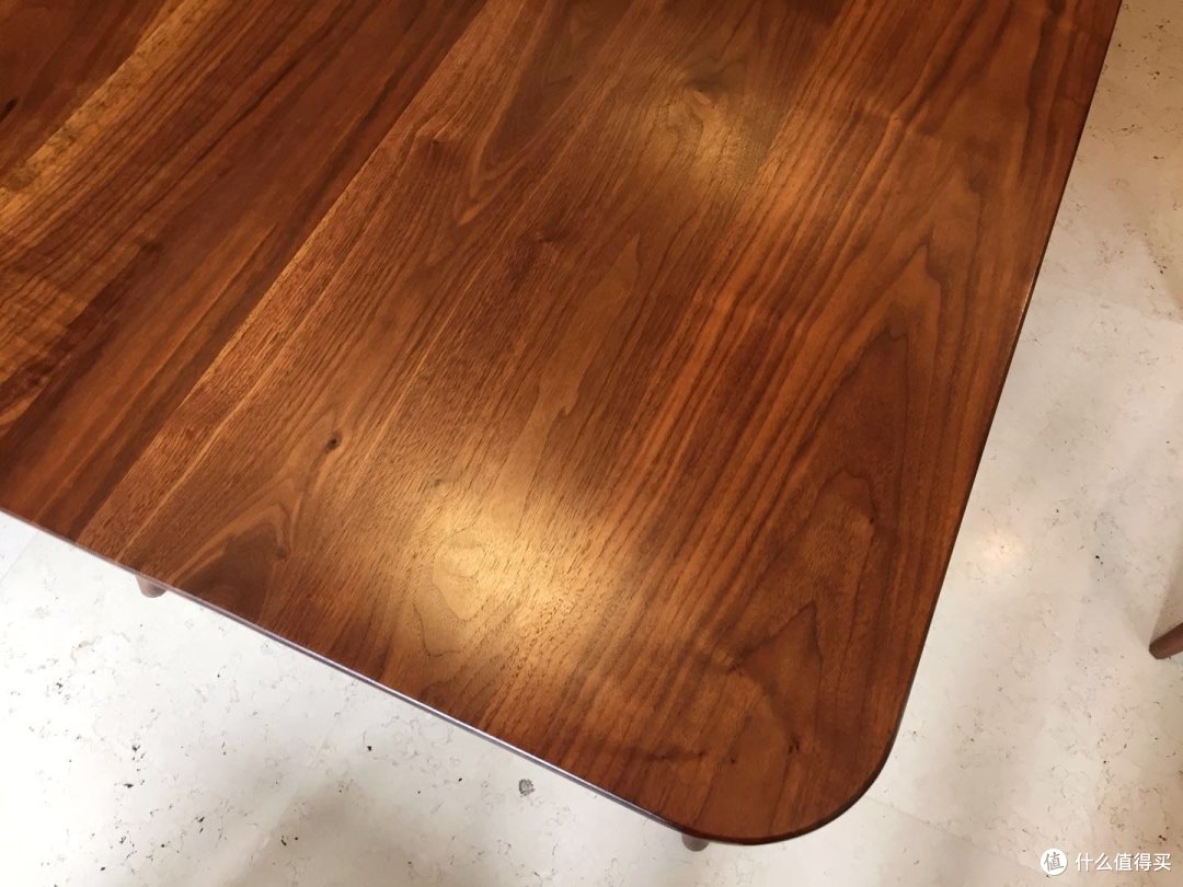 已经使用一年多的黑胡桃餐桌，整体颜色已氧化，丘山手工家具