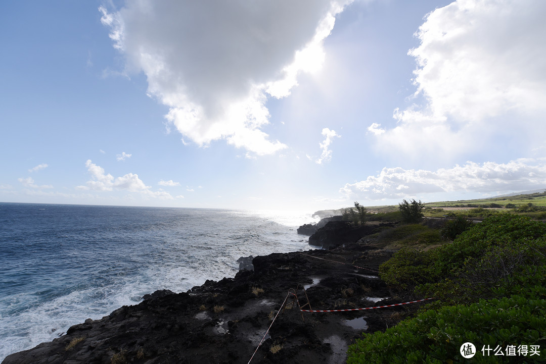 终于可以看到蓝天白云和湛蓝的海水了，心情也跟着好了不少，大家强烈要求在海边照相，来留尼汪这么多天，这恐怕是第一天看到这样的海滨风景。
