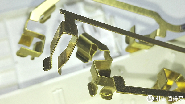 铜片采用锡磷铜，U形双侧夹持结构，还不错