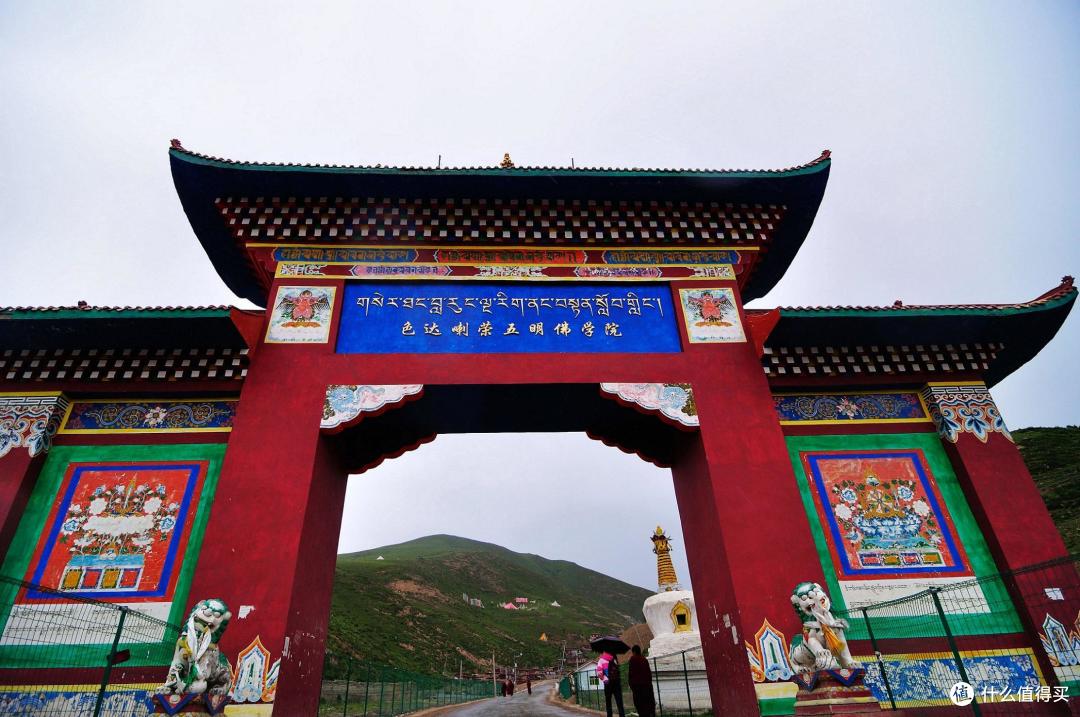 通过这个牌坊，基本算是进入佛学院内了
