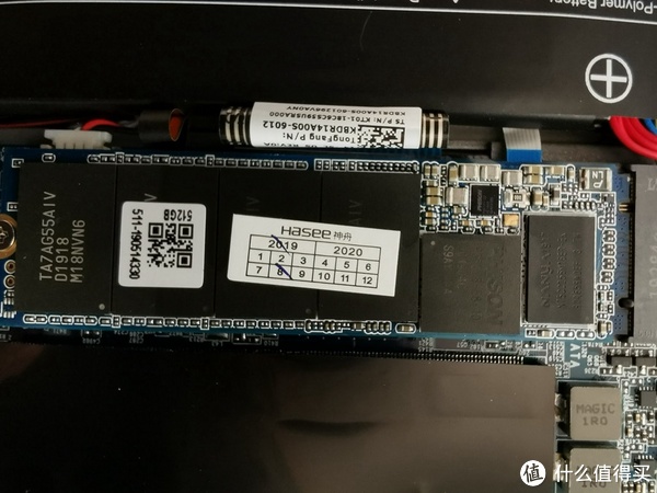 512G SSD，非板载。这个主板有两个SSD插槽