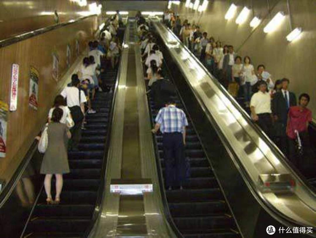 在日本乘坐电梯都是要靠左站立