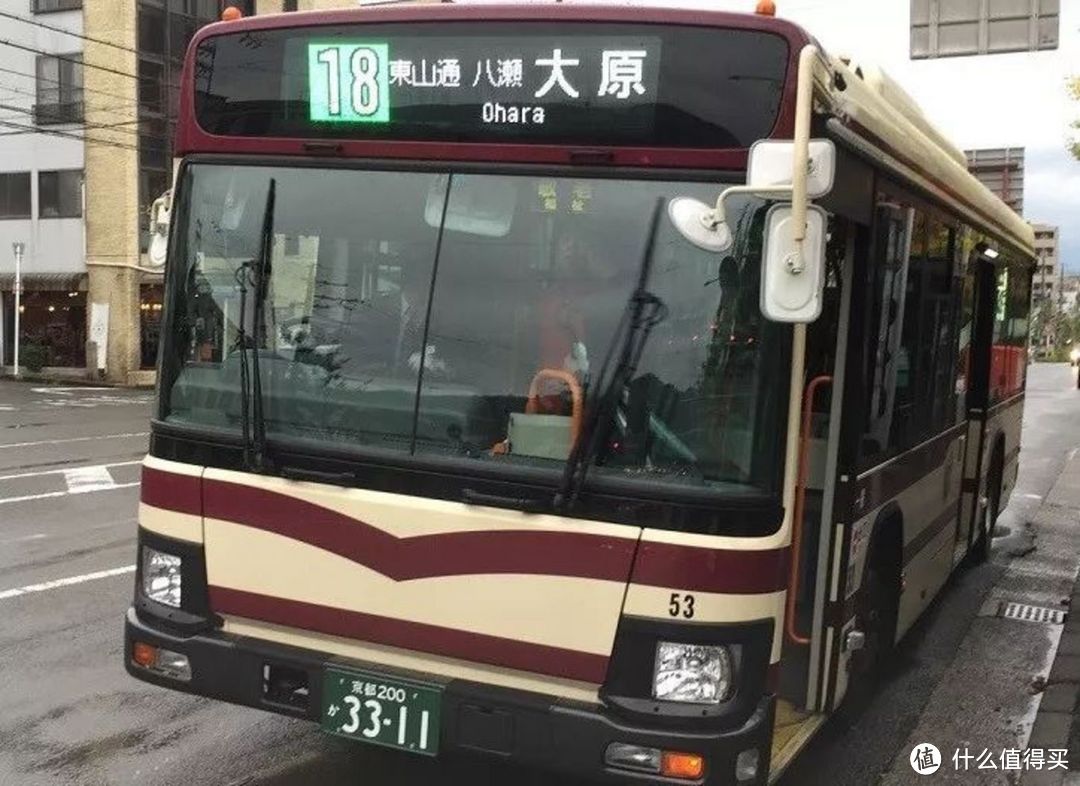 日本的巴士每到一站，车身都会缓缓倾斜