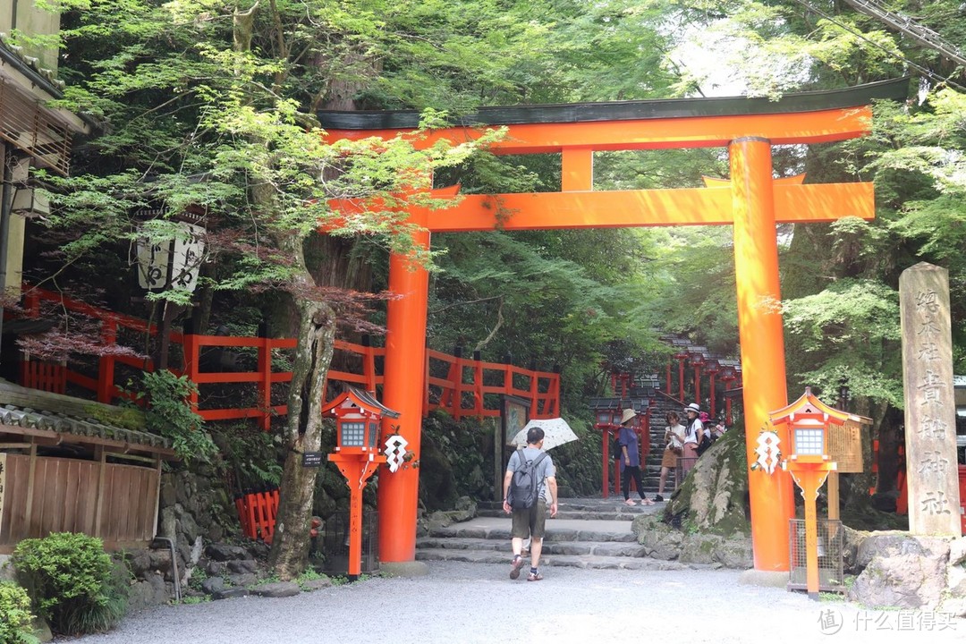 贵船神社朱红色的鸟居　拍摄地点：京都