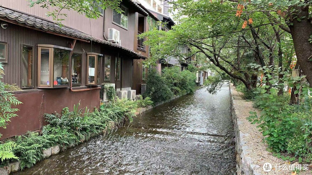 小溪就从窗外流过　拍摄地点：京都