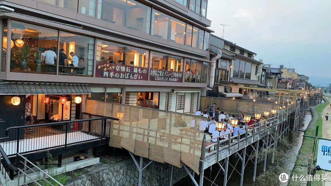 临江而建的露天食府　拍摄地点：京都