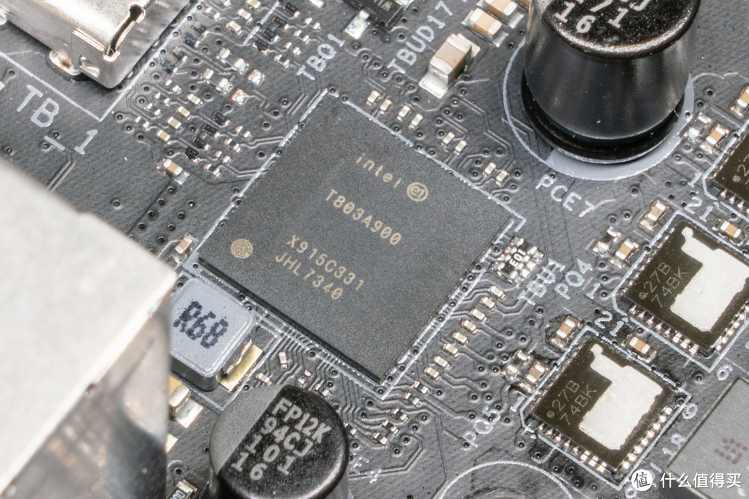 雷电 3！LGA 115X 孔位！这是看上去像英特尔的 X570 主板。华擎 X570 Phantom Gaming-ITX/TB3 上手评测