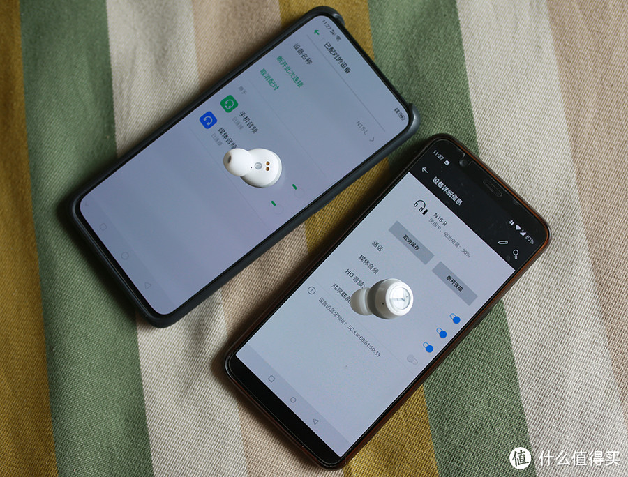 两个手机分别连接左右耳机。