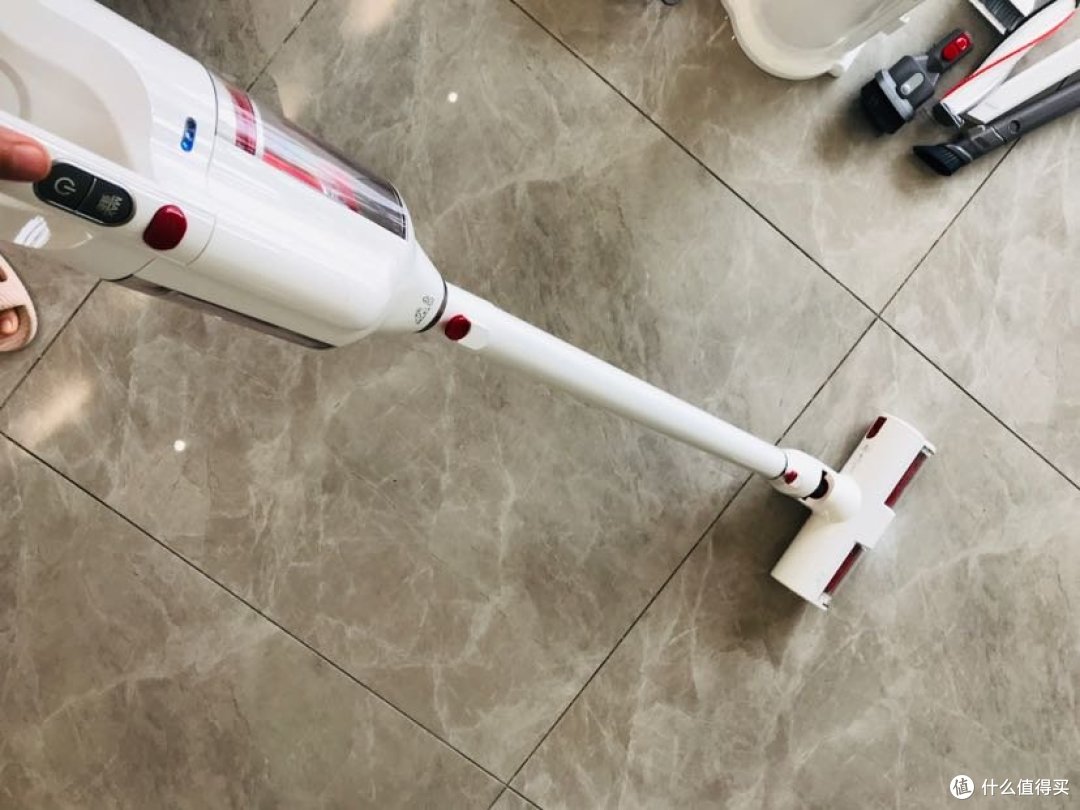 家用无线吸尘器怎么选？戴森吸尘器v10和小狗